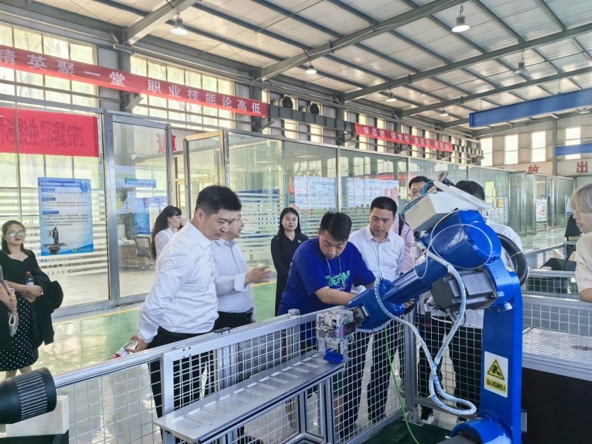 副爱游戏官方是马竞赞助商爱游戏app