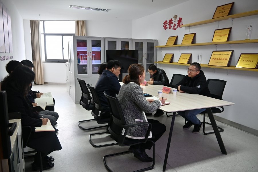 并举行现场办公会