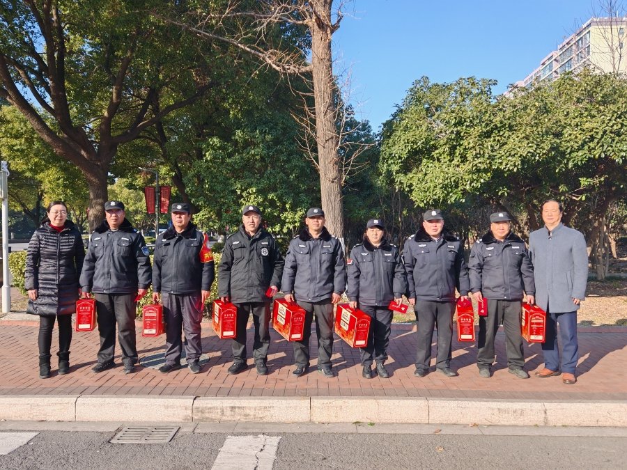 率队走访慰问春节期间坚守岗位的教职员